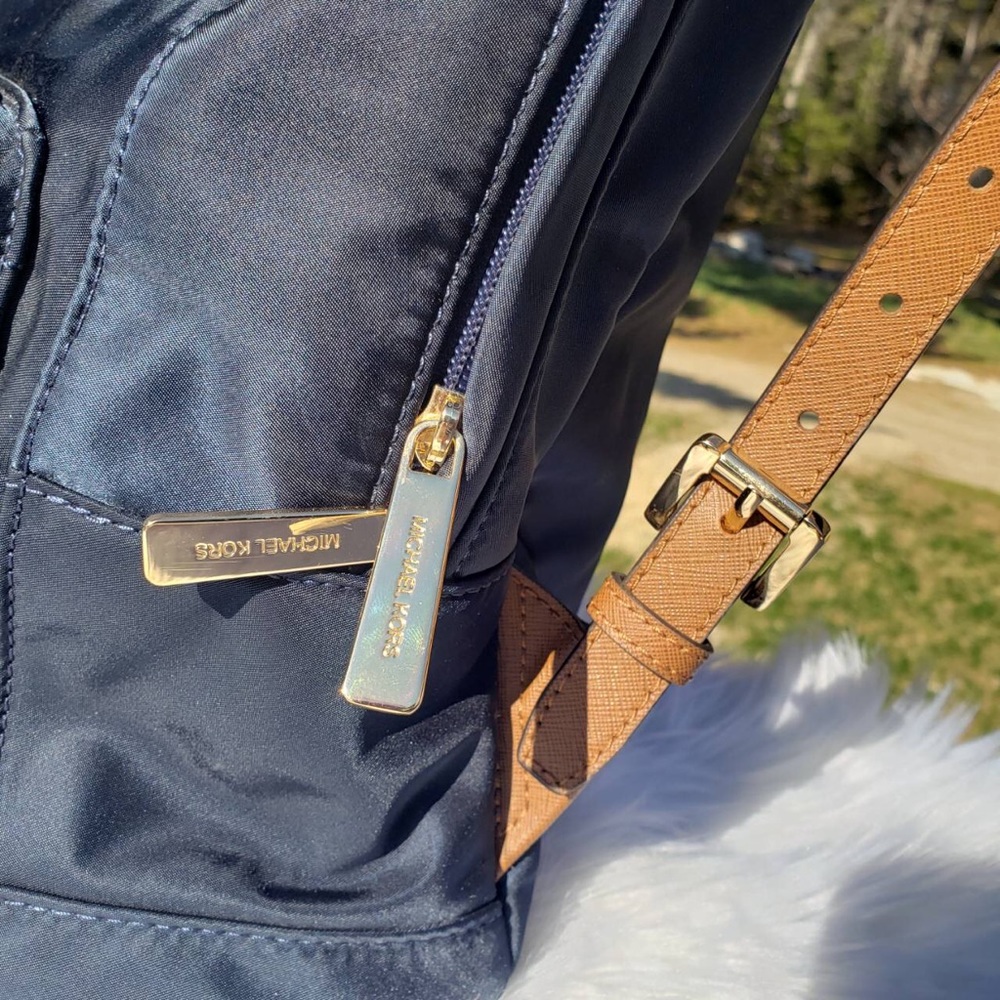❌SOLD❌Pre-Owned Michael Kors backpack navy blue - Picture 5 of 7